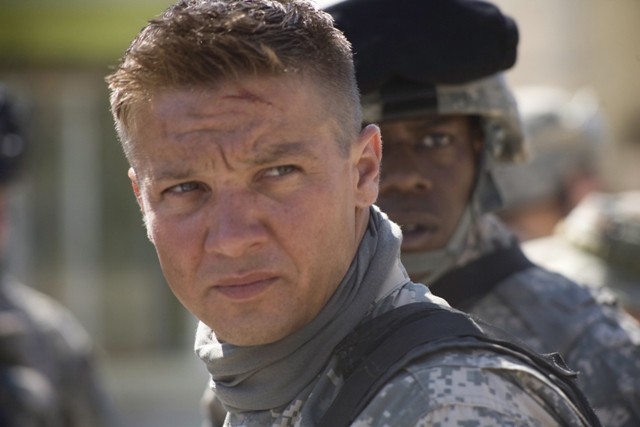 (Left to right) JEREMY RENNER and ANTHONY MACKIE star in THE HURT LOCKER.