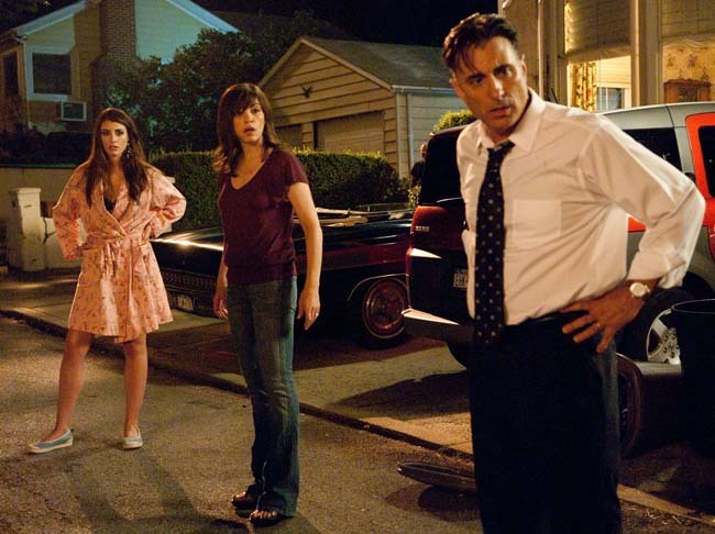 Forgettaboutit: l-to-r Dominik García-Lorido, Julianna Margulies and Andy Garcia on ‘City Island’