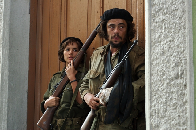 Benicio Del Toro as Che and Catalina Sandino Moreno as Aleida Guevara in CHE directed by Steven Soderbergh