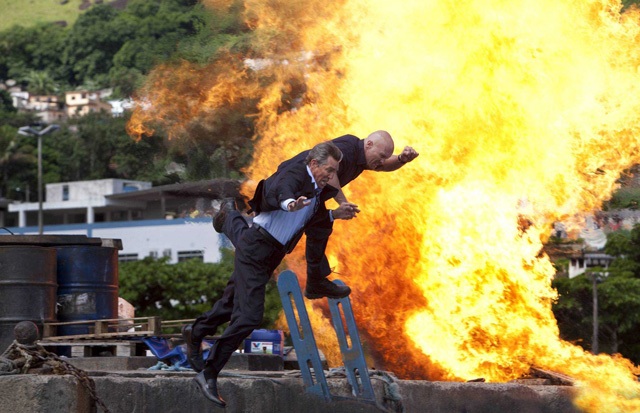 Blowed Up Real Good: John Munroe (Eric Roberts) and Paine (’Stone Cold’ Steve Austin) hit the drink in ‘The Expendables’