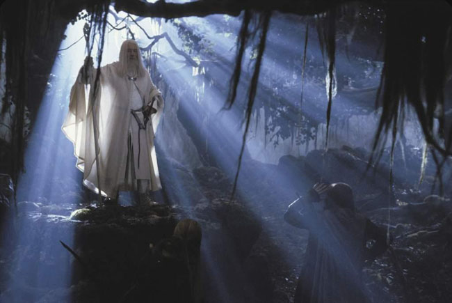 Magic Man: Ian McKellen as Gandalf Shows Off His Special Effect as part of ‘The Lord of the Rings’ Trilogy