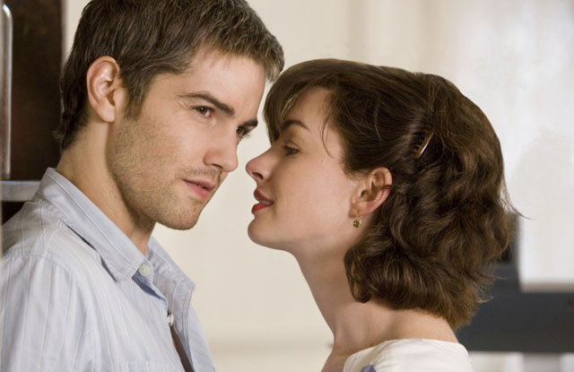 Jim Sturgess as Dexter and Anne Hathaway as Emma in ‘One Day’