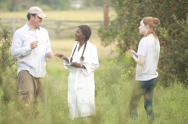 Director Tate Taylor On Set with Cicely Tyson (Constantine) and Emma Stone (Skeeter) in ‘The Help’