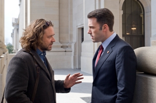  D.C. reporter Cal McCaffrey (RUSSELL CROWE) questions U.S. Congressman Stephen Collins (BEN AFFLECK) in a blistering political thriller about a rising congressman and an investigative journalist embroiled in a case of seemingly unrelated, brutal murders