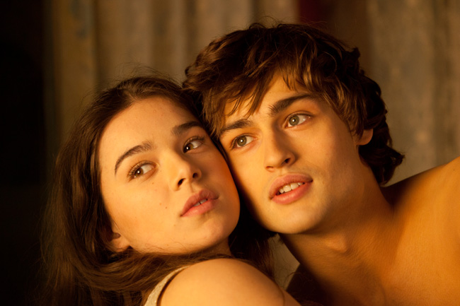 Hailee Steinfeld and Douglas Booth star in Romeo and Juliet