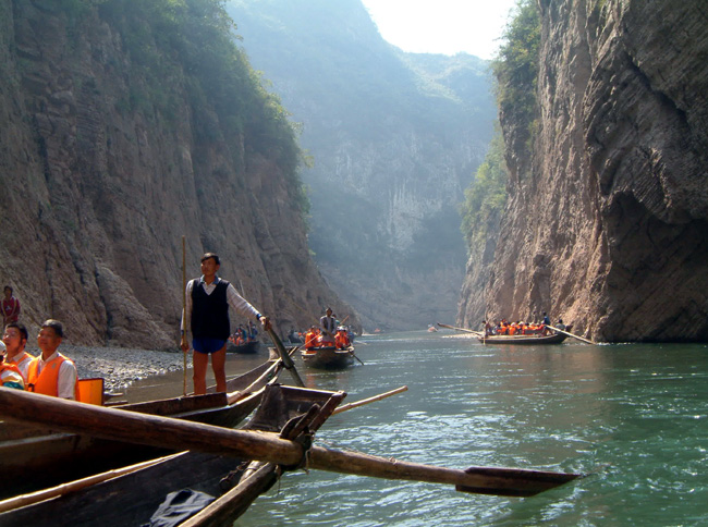 Tourists on sampans in the Lesser Three Gorges on the Yangtze in Up the Yangtze