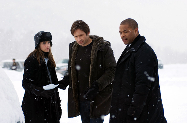 FBI agent Dakota Whitney (Amanda Peet, left), Fox Mulder (David Duchovny, middle) and FBI agent Mosley Drummy (Alvin 'Xzibit' Joiner) pursue clues in wintry Virginia in The X-Files: I Want to Believe