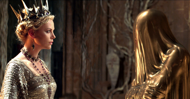 Charlize Theron as The Queen consults with the Mirror Man in Snow White and the Huntsman